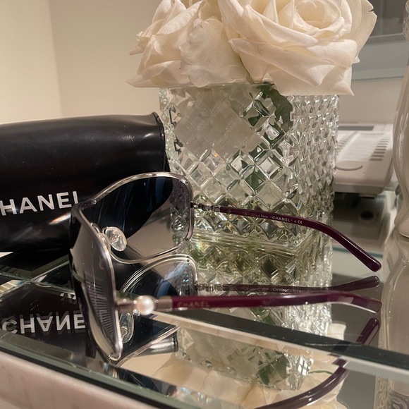 CHANEL sunglasses with signature pearl and CHANEL case - Picture 6 of 8